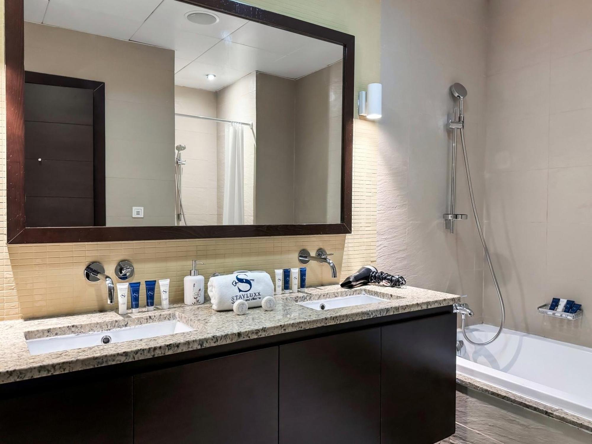 Modern Beachfront 1Br Apartment - Tiara Residence Dubai Esterno foto