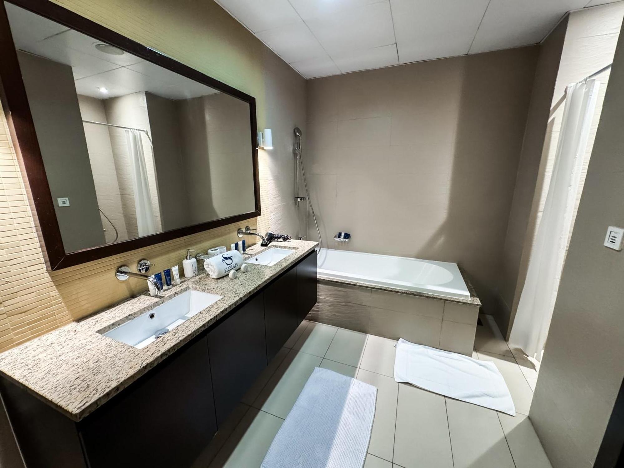 Modern Beachfront 1Br Apartment - Tiara Residence Dubai Esterno foto